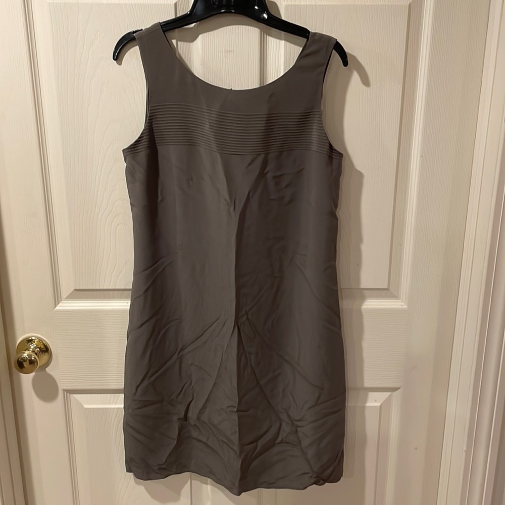Cynthia Rowley 100% silk laden green dress.  Cute tie in the back.  Size 4.